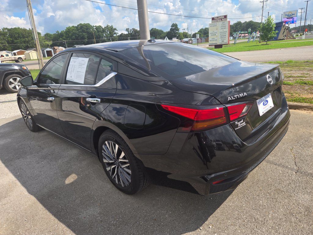 Used 2023 Nissan Altima 2.5 SV w/ SV Premium Package FWD image 3