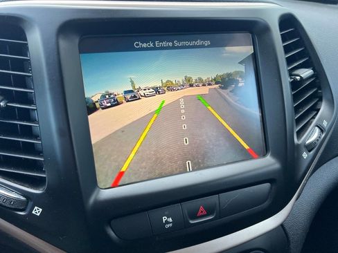 Used 2017 Jeep Cherokee Latitude w/ Comfort/Convenience Group AWD/4WD image 11