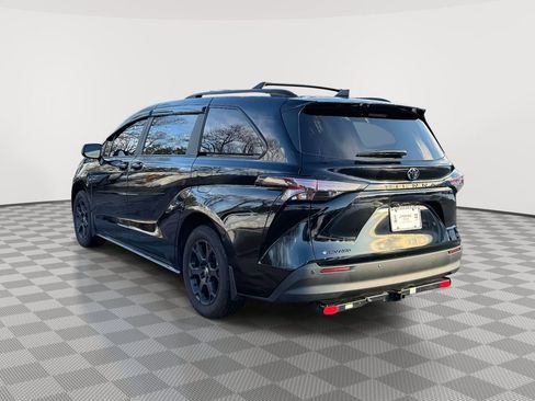 Used 2025 Toyota Sienna XLE Woodland Edition image 5