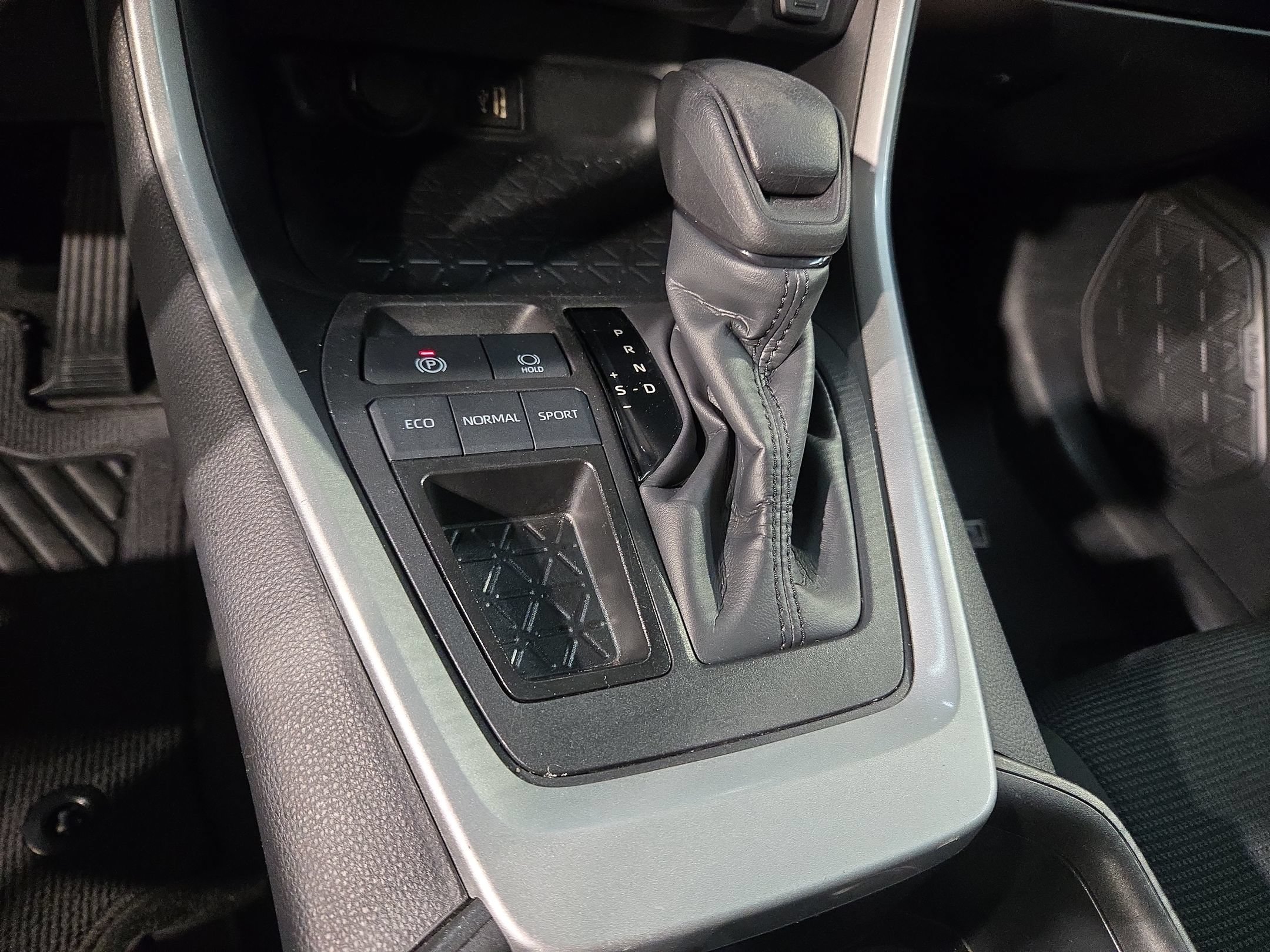 Used 2024 Toyota RAV4 LE FWD image 31