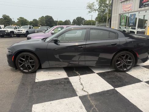 Used 2019 Dodge Charger SXT w/ Blacktop Package RWD image 8