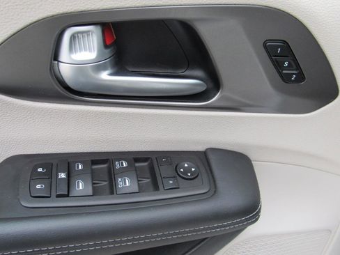 Used 2024 Chrysler Pacifica Touring-L image 16