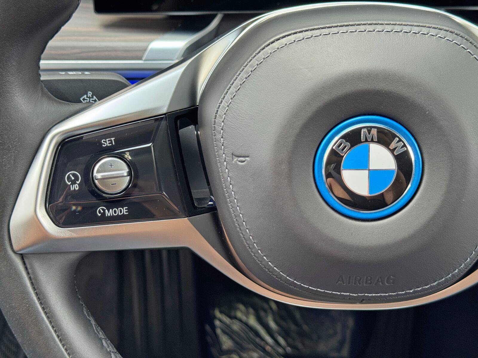 Used 2023 BMW i7 xDrive60 w/ Executive Package 2 AWD/4WD image 23
