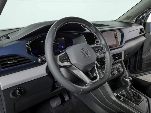 Certified 2022 Volkswagen Taos SE FWD image 12