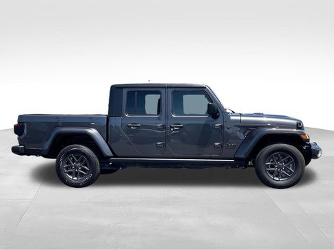 Used 2024 Jeep Gladiator Sport AWD/4WD image 4