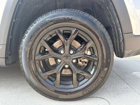 Used 2025 Jeep Grand Cherokee Altitude AWD/4WD image 36
