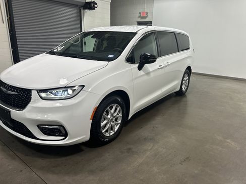 Used 2024 Chrysler Pacifica Touring-L image 6