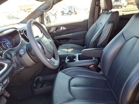 Used 2025 Chrysler Pacifica Select image 12