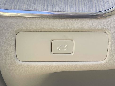 Certified 2023 Volvo XC60 B5 Ultimate w/ Protection Package Premier image 22