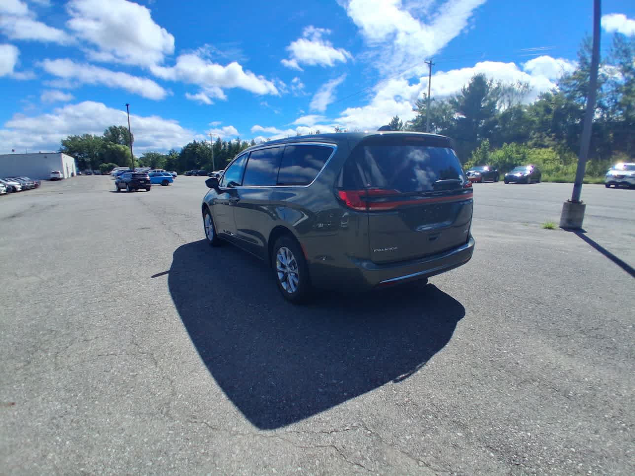 New 2027 Chrysler Pacifica Select AWD/4WD image 6