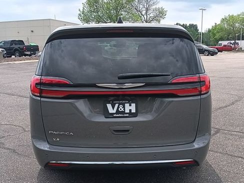 Used 2025 Chrysler Pacifica Select FWD image 26