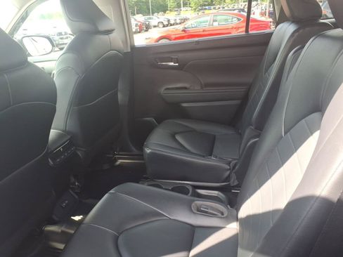 Used 2023 Toyota Highlander XLE AWD/4WD image 8