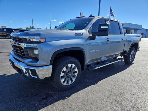 Used 2026 Chevrolet Silverado 2500 LT image 2