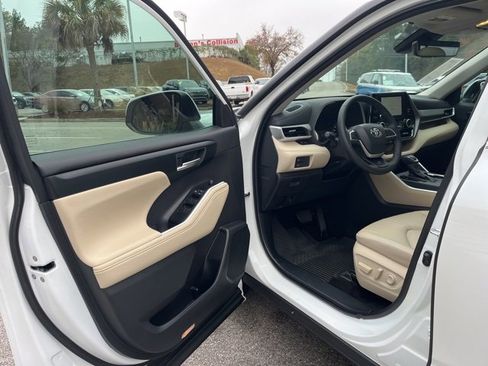 Used 2025 Toyota Highlander XLE image 4