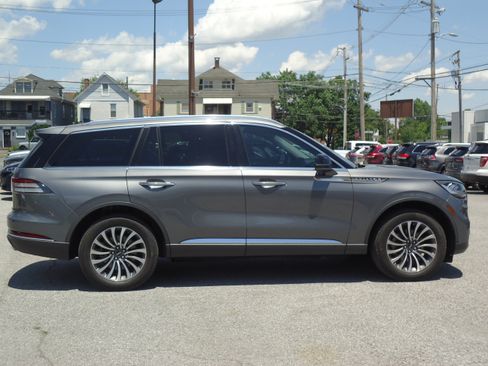 Used 2023 Lincoln Aviator AWD w/ Premium Package image 2