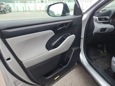 Used 2023 Toyota Highlander L FWD image 5