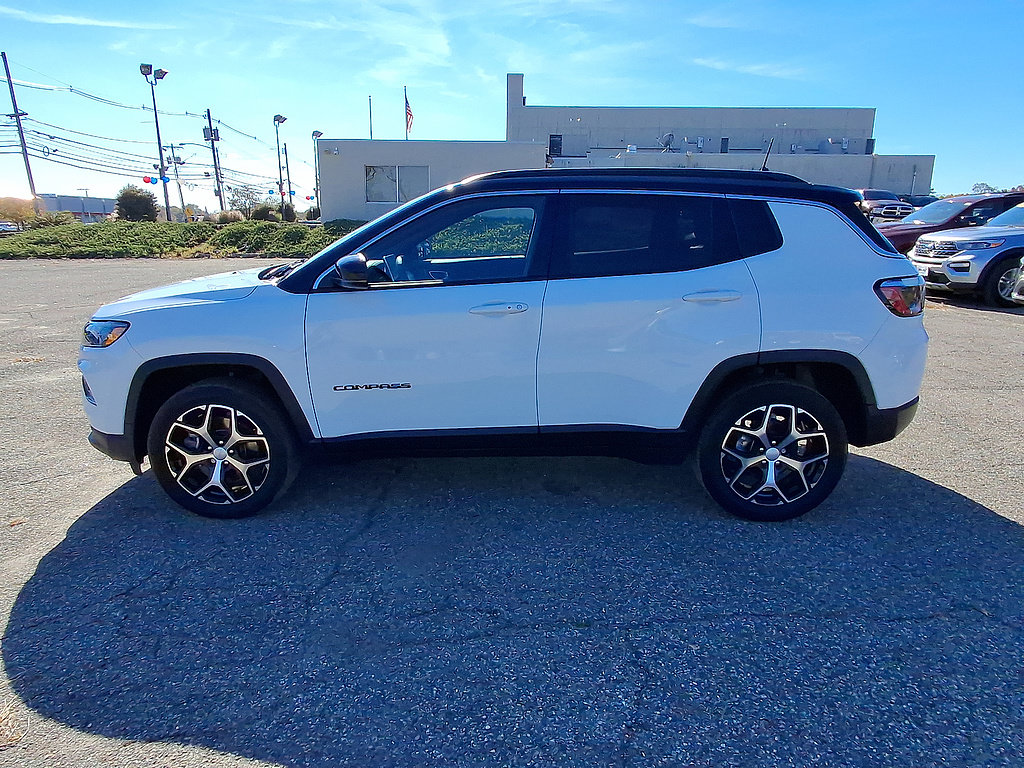 Used 2024 Jeep Compass Limited w/ Sun and Sound Group AWD/4WD image 7
