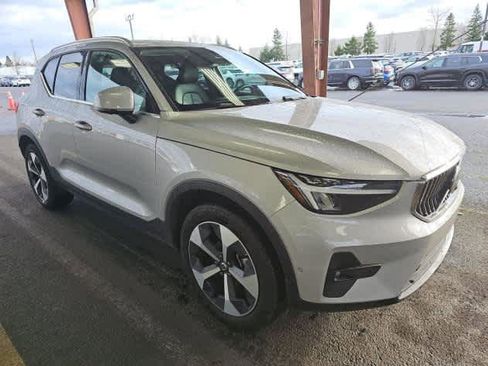 Used 2025 Volvo XC40 B5 Plus image 3