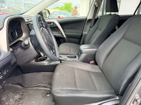 Used 2017 Toyota RAV4 LE FWD image 4