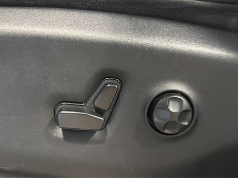 Used 2023 Chrysler Pacifica Touring-L FWD image 19