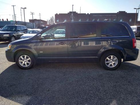 Used 2008 Chrysler Town & Country Touring image 7