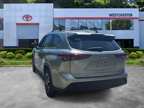 Used 2023 Toyota Highlander XLE AWD/4WD image 5