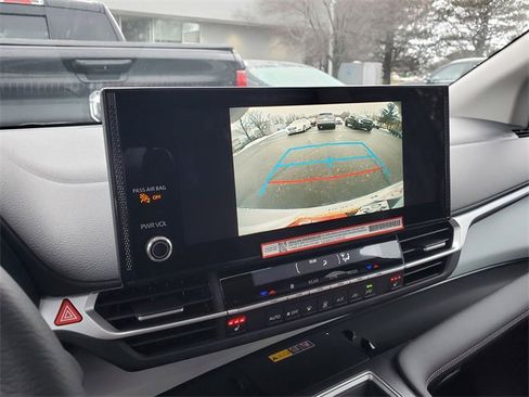 Used 2025 Toyota Sienna XLE image 32