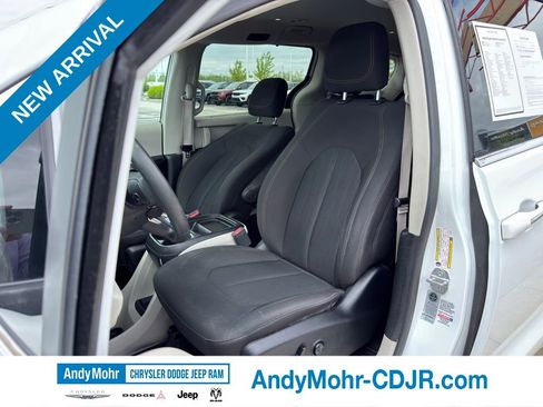 Used 2018 Chrysler Pacifica Touring Plus FWD image 12