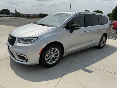 Used 2026 Chrysler Pacifica Limited FWD image 4