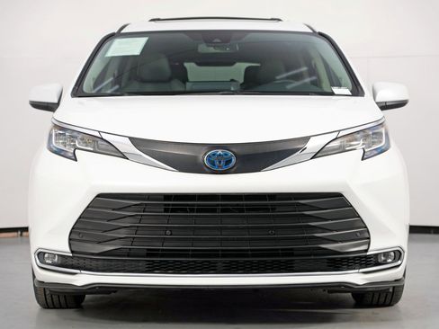 Used 2023 Toyota Sienna XLE w/ XLE Plus Package image 7