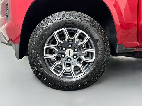Used 2025 Chevrolet Colorado Z71 w/ Technology Package AWD/4WD image 32