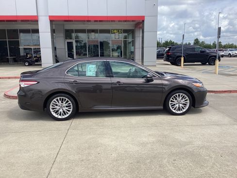 Used 2020 Toyota Camry XLE FWD image 8