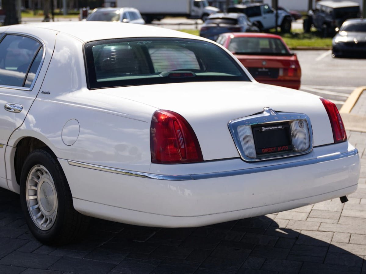 Used 2000 Lincoln Town Car Executive RWD image 10