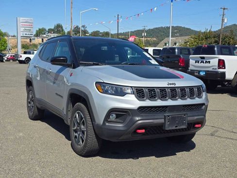 Used 2024 Jeep Compass Trailhawk AWD/4WD image 4