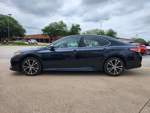 Used 2018 Toyota Camry SE w/ Moonroof Package FWD image 2
