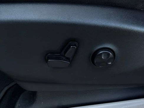 Used 2024 Chrysler Pacifica Touring-L FWD image 11