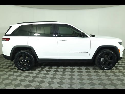 Used 2023 Jeep Grand Cherokee Limited w/ Black Appearance Package image 2