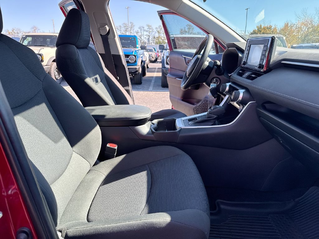 Used 2022 Toyota RAV4 LE AWD/4WD image 21