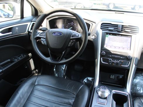 Used 2019 Ford Fusion SE image 9