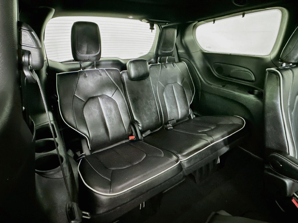 Certified 2025 Chrysler Pacifica Limited FWD image 38