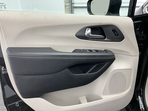 Used 2024 Chrysler Pacifica Touring-L image 13