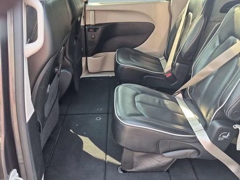 Used 2023 Chrysler Pacifica Limited FWD image 26