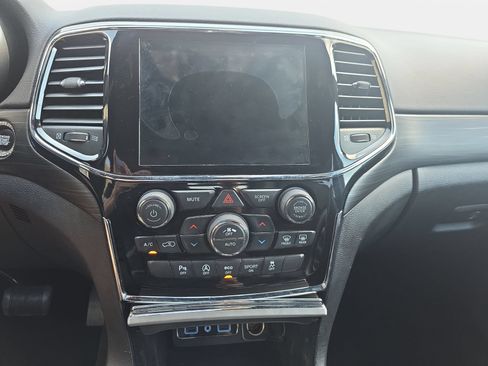 Used 2020 Jeep Grand Cherokee Altitude AWD/4WD image 19