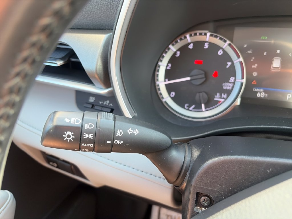 Used 2023 Toyota Highlander XLE AWD/4WD image 33