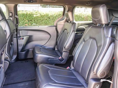 Used 2025 Chrysler Pacifica Select image 18