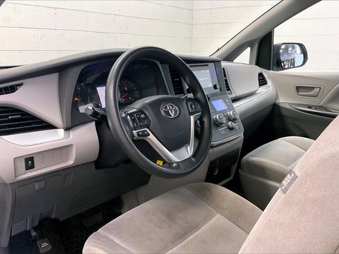 Used 2015 Toyota Sienna L image 11