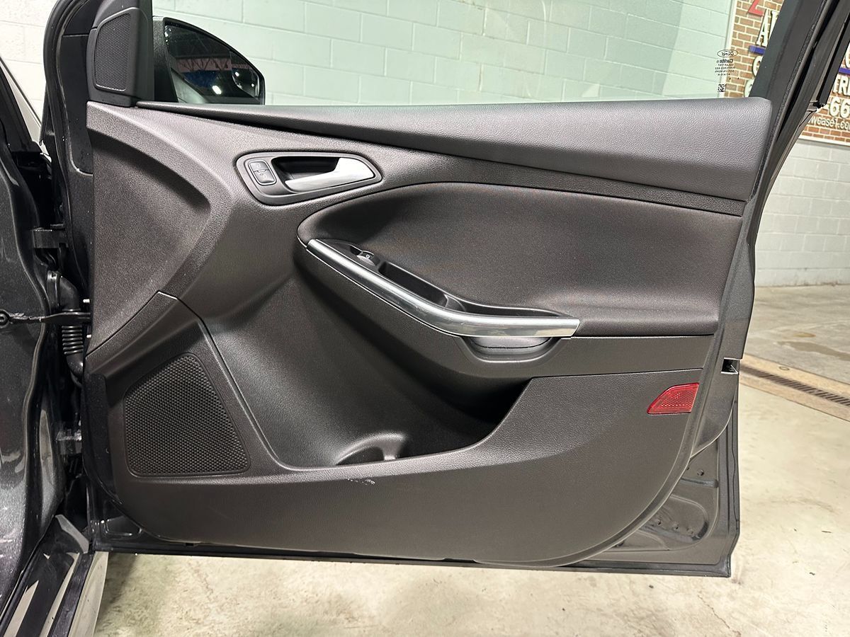Used 2016 Ford Focus ST FWD image 9