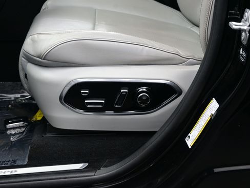 Used 2023 Jeep Grand Cherokee L Overland w/ Luxury Tech Group IV image 11