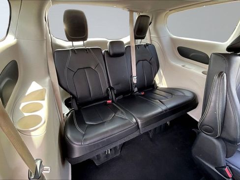 Used 2024 Chrysler Pacifica Limited FWD image 26