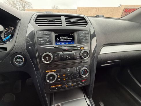 Used 2017 Ford Explorer XLT image 22